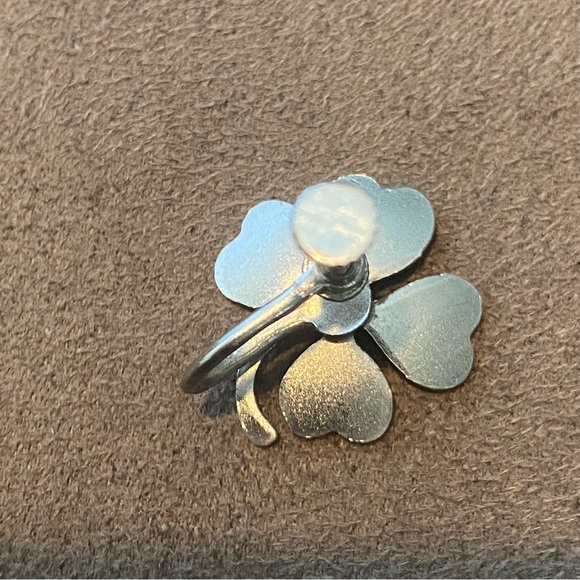 Vintage Four Leaf Clover Screw-on Earrings - Picture 4 of 6